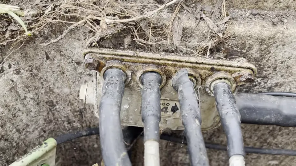 Play the video: NBN HFC Keeps Dropping Out When It Rains? This 10-Year Fault Finally Makes Sense